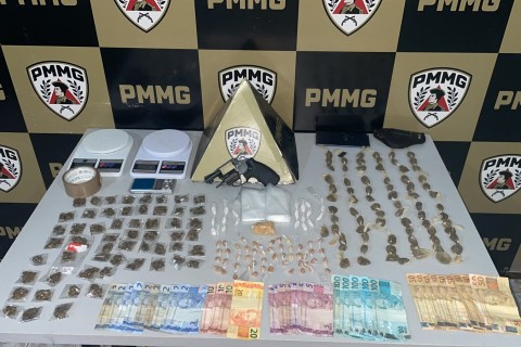 PM cumpre mandados judiciais e apreende drogas, arma de fogo e materiais utilizados no tráfico