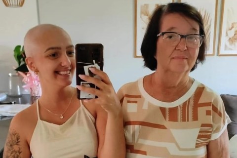 Mãe e filha descobrem câncer de mama com semanas de diferença e enfrentam tratamento lado a lado