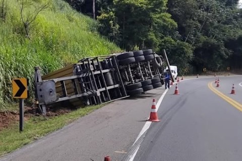 Carreta com café tomba na BR-116 e PRF impede saque