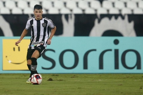Campeão pelo Botafogo e cria do Inter, atacante é contratado pelo Tombense