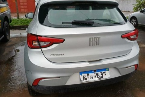 PRF apreende durante abordagem carro clonado que pode ter sido usado na prática de crimes em Muriaé