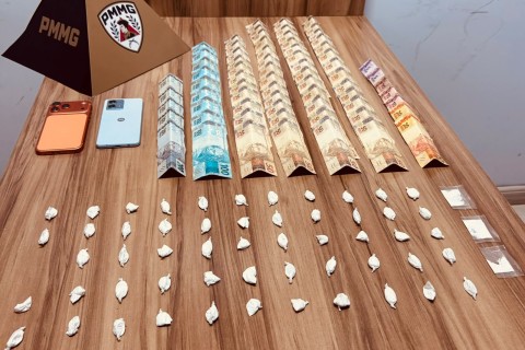 Polícia prende homem por tráfico e apreende drogas, dinheiro e moto