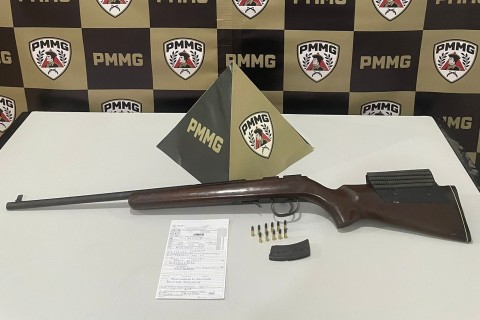 PM apreende arma de fogo e prende homem em Pedra Dourada