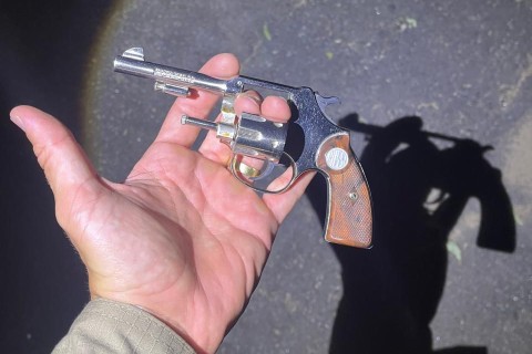 Família realiza entrega voluntária de arma de fogo à PM