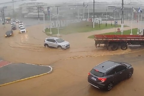 Forte temporal causa alagamentos e transtornos em Itaperuna nesta segunda-feira