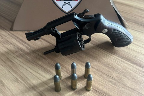 Homem é preso por porte ilegal de  arma