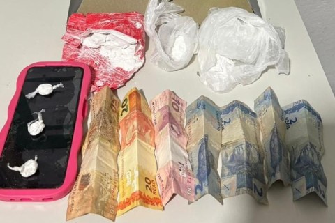 Mulher é presa por tráfico de drogas em Pedra Dourada