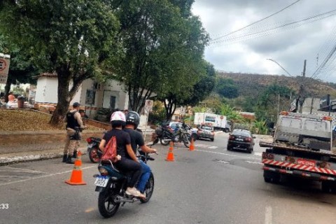 PM fecha o cerco contra motocicletas irregulares em Muriaé