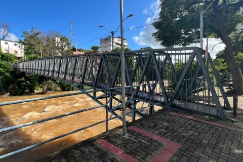 Prefeitura realiza serviço de manutenção em passarela sobre o rio Muriaé