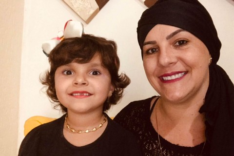 Mãe e filha vencem o câncer juntas e emocionam ao homenagear idealizador da Fundação Cristiano Varella durante toque do sino