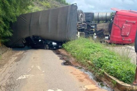 Mulher morre após carreta carregada com minério tombar e esmagar carro na BR-262