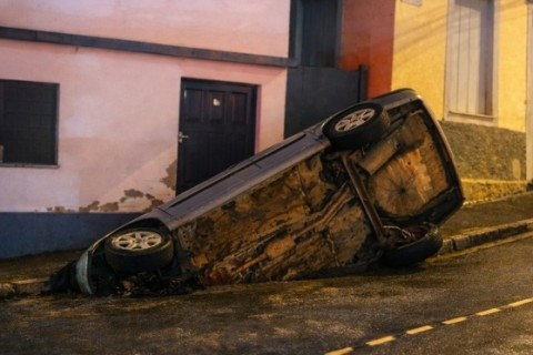 Rua desaba com chuva e "engole" carro em Natividade