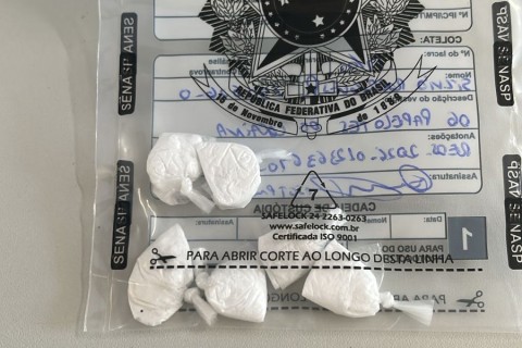 Entorpecentes são encontrados perdidos no chão de farmácia no Centro de Muriaé