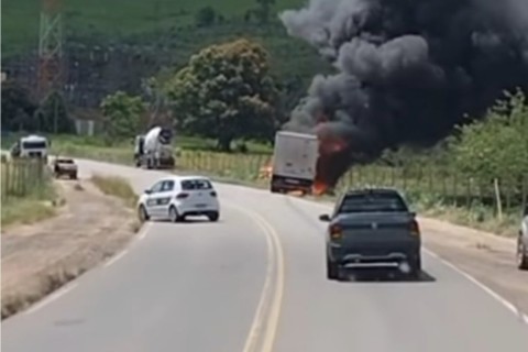 Caminhão com frango congelado pega fogo e carga é saqueada