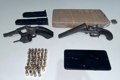 PM prende dois homens e apreende armas e drogas em Carangola