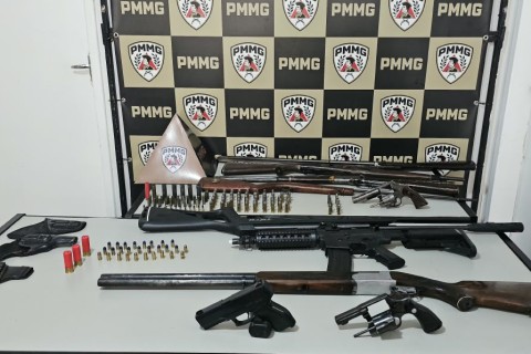 PC e PM prendem  três e apreendem armas e drogas