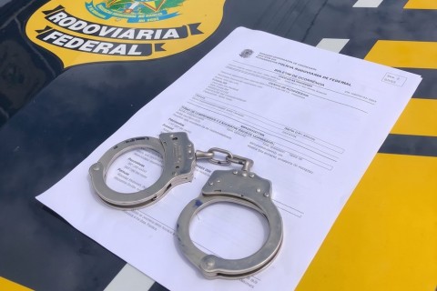 Caminhoneiro com dívida de R$ 10,8 mil em pensão alimentícia é preso na BR-116