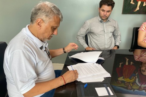 Prefeito Dr. Marcos Guarino assina Ordem de Serviço para obras de rebaixamento do Rio Muriaé